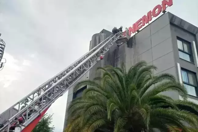 Otelde yangın paniği! Binadakiler tahliye edildi