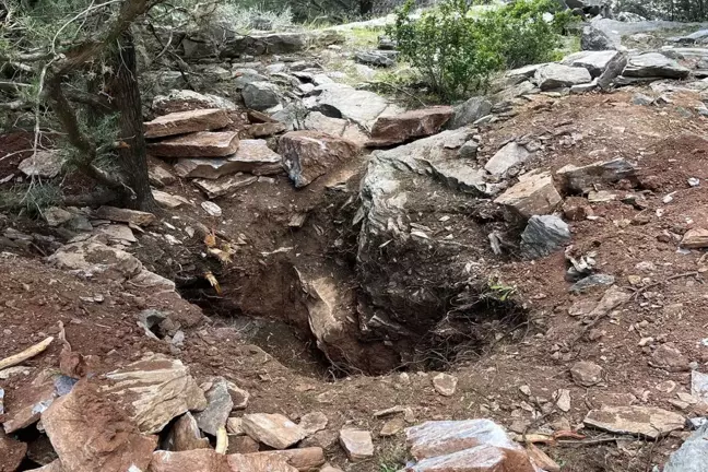 Eski vali ile emekli albay define ararken yakalandı