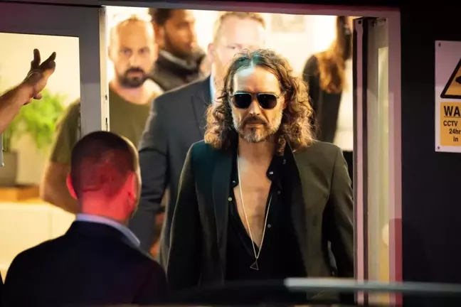 Russell Brand, tecavüz ve cinsel saldırı suçlamalarıyla mahkemeye çıktı