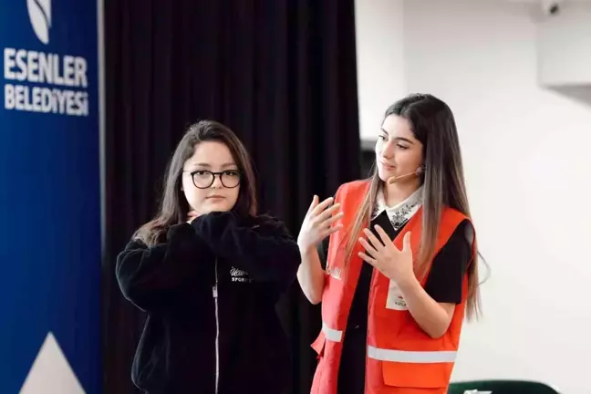 İstanbul'da Gençler İçin İlk Yardım Eğitimleri Düzenlendi