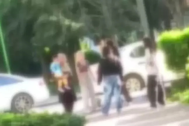 Ankara'da 4 kız saç saça baş başa birbirlerine girdi
