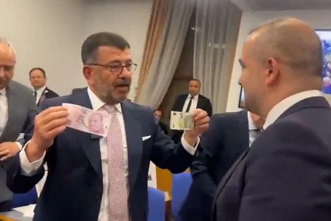 Merkez Bankası Başkanı Karahan'a Meclis'te dövizli protesto