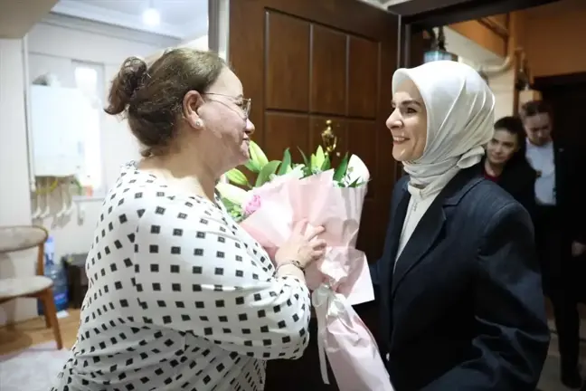 Bakan Göktaş, 40 Yıldır Gönüllü Annelik Yapan Nimet Gürel'i Ziyaret Etti