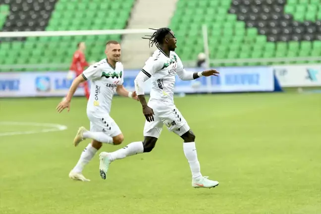 Sakaryaspor, Esenler Erokspor'u 2-0 Yenerek Sezonu Kapattı