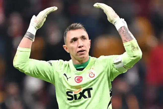 İsmi Galatasaray'la anılan kaleciden sürpriz hareket! Muslera'yı takip etti