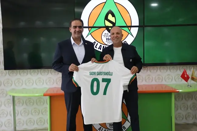KKTC Bakanı Gardiyanoğlu'ndan Alanyaspor Başkanı Çavuşoğlu'na Taziye Ziyareti