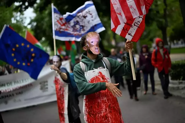 Madrid'de Binlerce Kişi Gazze'deki Soykırıma Karşı Yürüdü