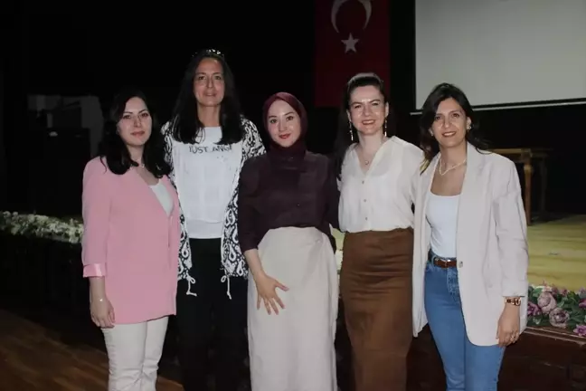 Sakarya'da öğrenciler atık malzemelerden yaptıkları kıyafetler ve nostaljik giysilerle sahneye çıktı