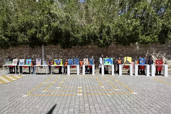 Toplanan mavi kapaklar öğrencilerin emeğiyle Anneler Günü hediyesi oldu