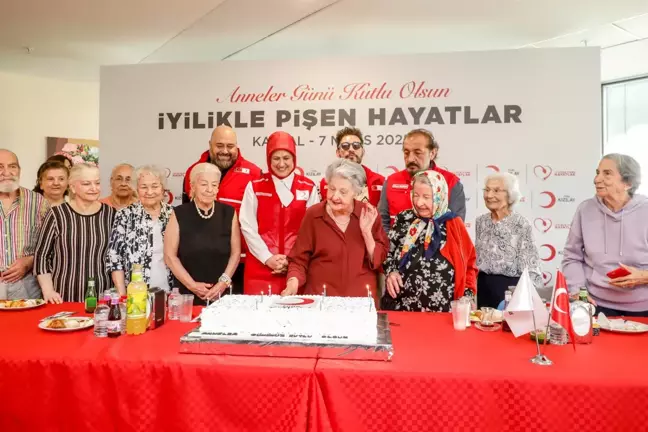 Türk Kızılay Anneler Günü'nü Deprem Bölgesinde Kutladı