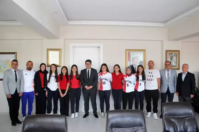 Kula'nın Genç Softbolcularından Kaymakama Ziyaret