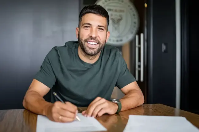 Efsane sol bek Jordi Alba'dan 2 yıllık imza
