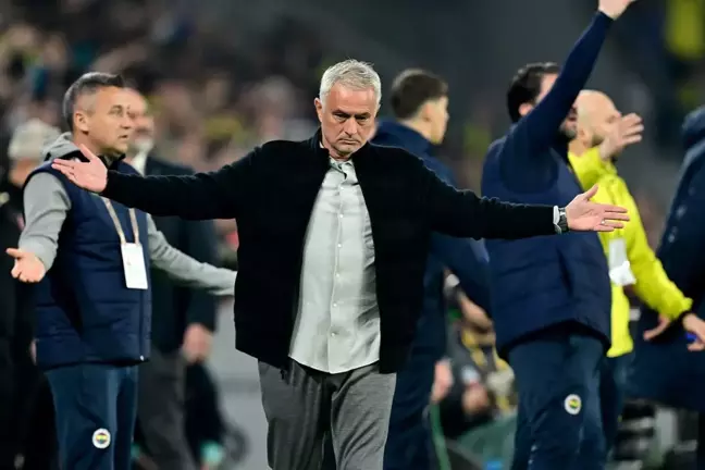Jose Mourinho'dan Galatasaray'a çok ağır sözler: Kutlayış biçiminiz, insani boyutunuzu gösterir