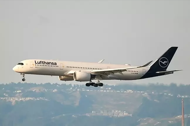 Pilot tuvalete gitti, yardımcısı kokpitte bayıldı! 200 yolcu pilotsuz kaldı