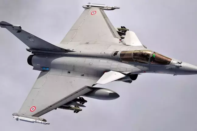 Endonezya, Fransa ile yaptığı Rafale savaş uçağı anlaşmasını durdurdu