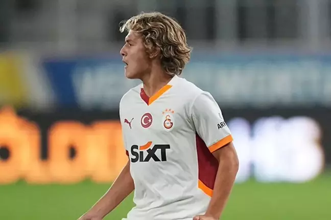 Okan Buruk kutlamalarda ıslıklanan Efe Akman'ı isteyen dünya devini açıkladı