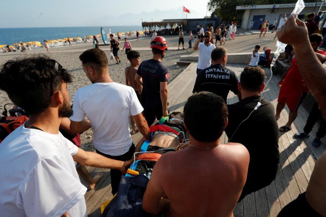 Antalya'da 40 metrelik falezlerden atlayan genç ağır yaralandı