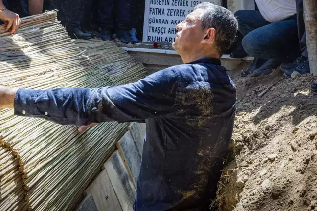 Ferdi Zeyrek'in cenazesini Özgür Özel defnetti