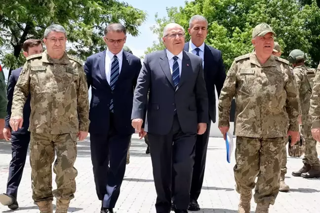 Milli Savunma Bakanı Yaşar Güler, İran sınırına çıkarma yaptı