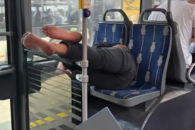 Metrobüste pes dedirten görüntü