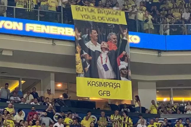 Şampiyonluk sonrası Ali Koç için açılan pankart olay oldu