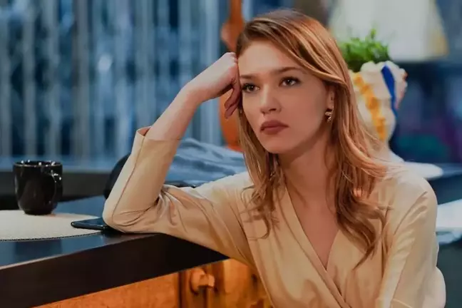 Plajda şıklık yarışı! Melisa Döngel cesur elbisesiyle sahile damga vurdu