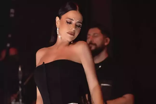 Simge Sağın yaz sezonunu havuz başında açtı