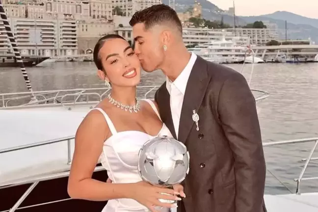 Ronaldo, 2 çocuğunun annesi olan sevgilisine 9 yıl sonra evlilik teklifi etti