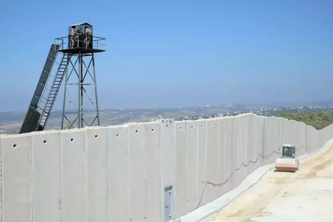 İran, Afganistan ve Pakistan sınırına 130 kilometre duvar inşa etti