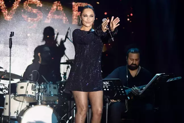 Hülya Avşar bikinisiyle yerleri boyadı