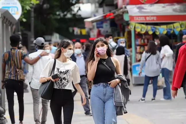Korona kabusu yeniden hortladı! Vakalar patladı, uzmanlardan maske uyarısı geldi