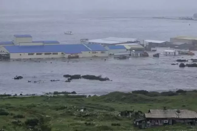 Rusya'nın Kamçatka bölgesinde 7,4 büyüklüğünde deprem, tsunami uyarısı verildi
