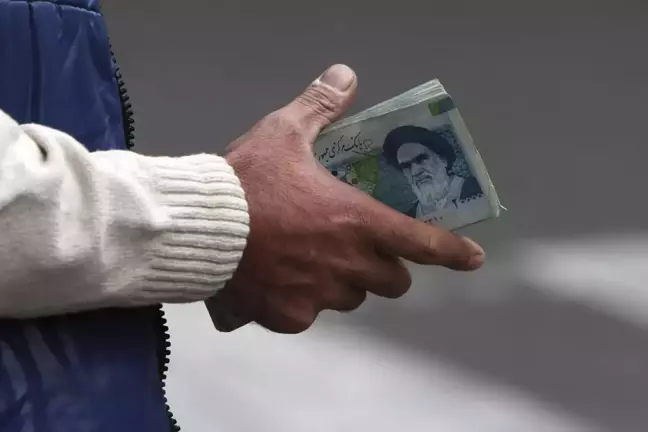 İran, para biriminden 4 sıfırı atıyor