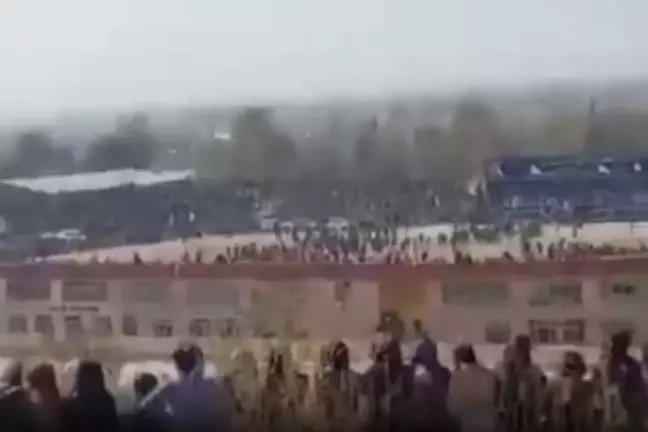 Afganistan'da 13 yaşındaki çocuk, ailesinin katilini binlerce kişinin önünde infaz etti