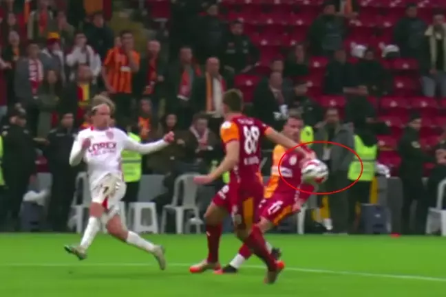 Penaltı mı değil mi? Ünlü yorumcular Türkiye'nin konuştuğu pozisyona son noktayı koydu