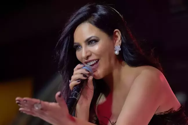 Zara'dan iddialı selfie: Göğüs detayı ön planda