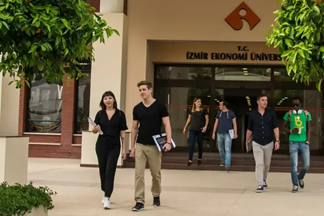İzmir Ekonomi Üniversitesi'nde infial yaratan skandal: Kız öğrencileri oylamaya koydular