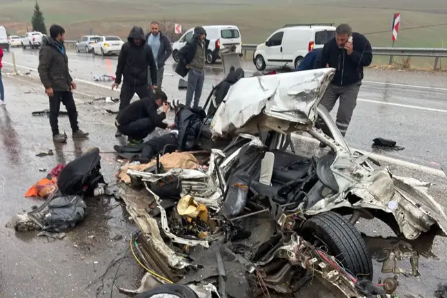 Otomobilin hurdaya döndüğü kazada bir aile paramparça oldu