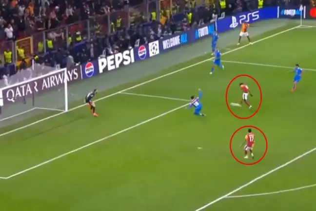 Taraftarlar ikiye bölündü! 90+4'te Galatasaray taraftarını yıkan an