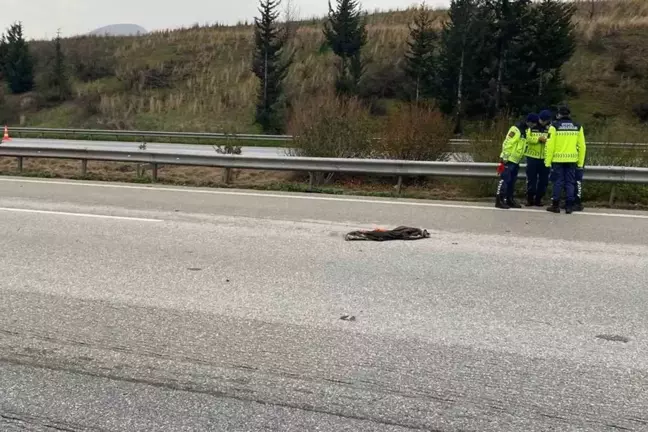 Osmaniye'de otoyolda temizlik yaparken otomobilin çarptığı 4 işçiden biri öldü