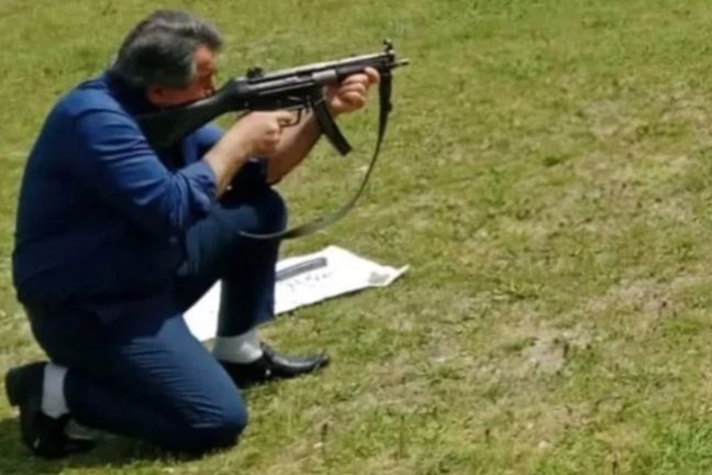İlçe Milli Eğitim müdüründen silahlı paylaşım! Tepki gelince kaldırdı