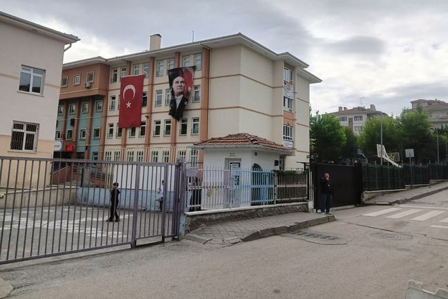 Öğrencinin silah getirdiği okulda 