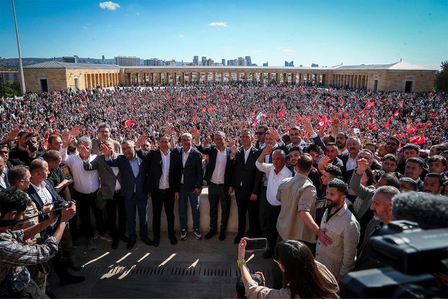Kritik mitingde gövde gösterisi: Taraflarını belli eden milletvekilleri oradaydı