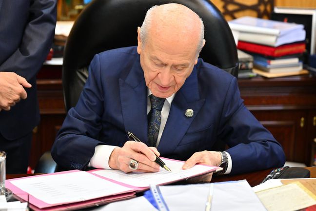 Devlet Bahçeli, çerçeve yasa teklifine imza attı