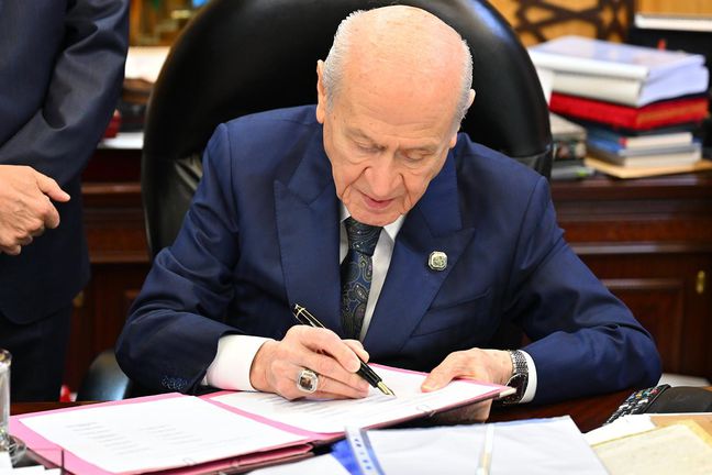 Bahçeli'nin ilk imzacısı olduğu teklifte MHP'den fire var! İşte imzalamayan o isim