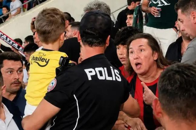 Minik taraftarın formasını zorla çıkarttırdı! Tribün eşkıyası hakkında karar