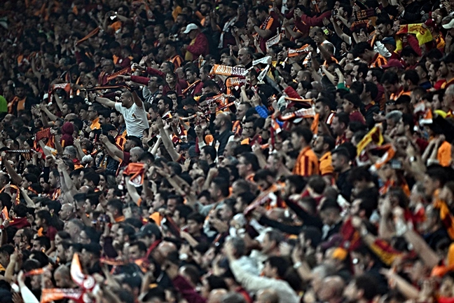 Galatasaray'ın iki yıldızı taraftarın gazabından kurtulamadı