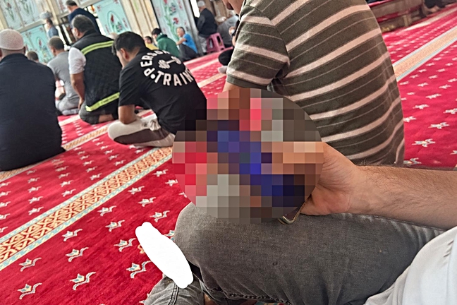 Pes dedirten görüntü: Dayı camide yapma bari