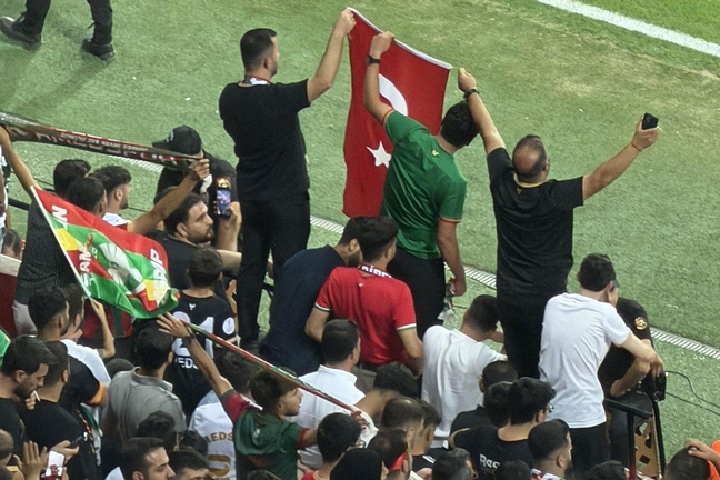 Amedspor tribünlerinde anlamlı görüntüler