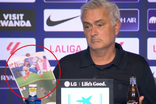 Derbiyi kaybeden Mourinho çıldırdı! Basın toplantısına elinde fotoğraflarla geldi